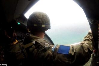 Βρετανοί Αλεξιπτωτιστές: ΄Ενα άλμα μόνο για θεατές με γερά νεύρα! – BINTEO