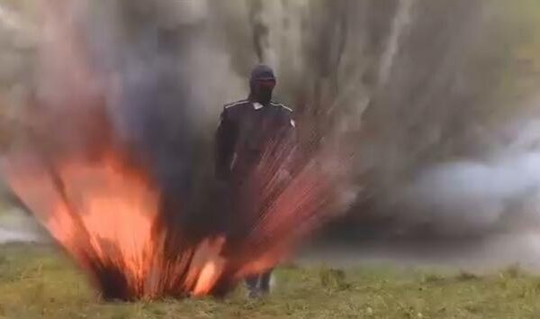 Ρωσίδα superwoman περπατά ανάμεσα στις φλόγες! ΒΙΝΤΕΟ