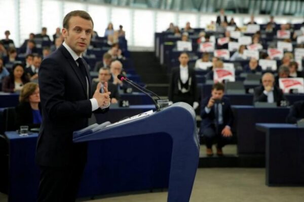 Μακρόν: Η ΕΕ έχει ανάγκη μια στρατηγική σχέση με τη Ρωσία για την άμυνα
