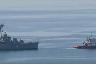 Η στιγμή που το αντιτορπιλικό ΒΕΛΟΣ περνάει ανοιχτά του Πειραιά – ΒΙΝΤΕΟ