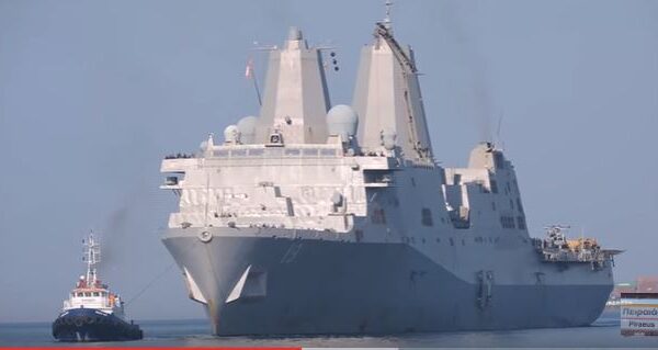 Το USS Mesa Verde στο λιμάνι του Πειραιά