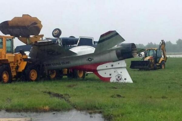 F-16 του ακροβατικού Σμήνους Thunderbirds σε… άκρως απαγορευμένη στάση