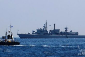 Άνδρος: Ενοχλεί η παρουσία φρεγάτας στο νησί;  Τι απαντά ο Έπαρχος