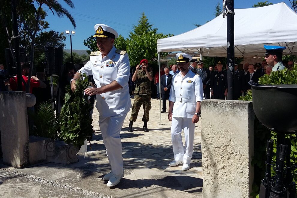 O Αρχηγός ΓΕΕΘΑ απέτισε φόρο τιμής στους πεσόντες της Μάχης της Κρήτης – ΦΩΤΟ