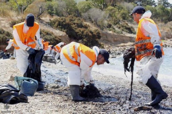 Πετρελαιοκηλίδα: Mε εντολή Καμμένου το ΠΝ στην αντιμετώπιση της θαλάσσιας ρύπανσης
