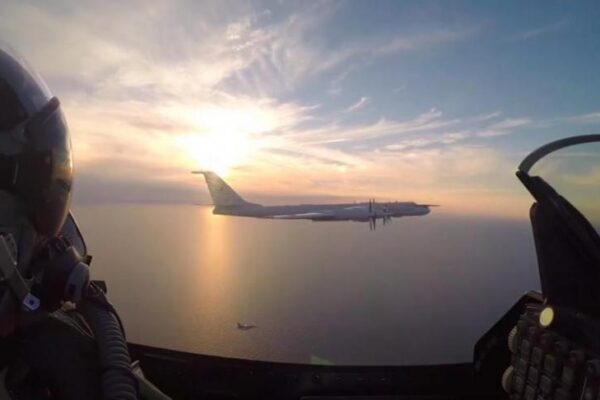 Δανέζικα F-16 αναχαιτίζουν ρωσικό Tu-142ΜΚ “Bear F” πάνω από την Βαλτική – ΒΙΝΤΕΟ