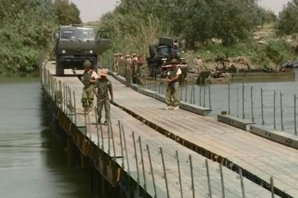 Συρία: Οι Ρώσοι γεφυρώνουν τον Ευφράτη παρά τα καταιγιστικά πυρά των τζιχαντιστών – ΒΙΝΤΕΟ