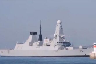 HMS Duncan D37: Το βρετανικό αντιτορπιλικό “έδεσε” στον Πειραιά – ΒΙΝΤΕΟ