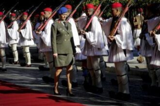 Μια ξανθιά στους τσολιάδες της Προεδρικής Φρουράς!