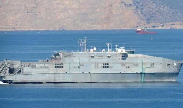 USNS TRENTON: H στιγμή που περνά από τον Πειραιά – ΒΙΝΤΕΟ