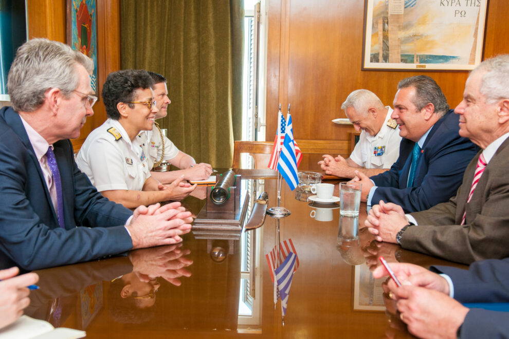 Συνάντηση της Αμερικανίδας Ναυάρχου Howard με τον ΥΕΘΑ Πάνο Καμμένο