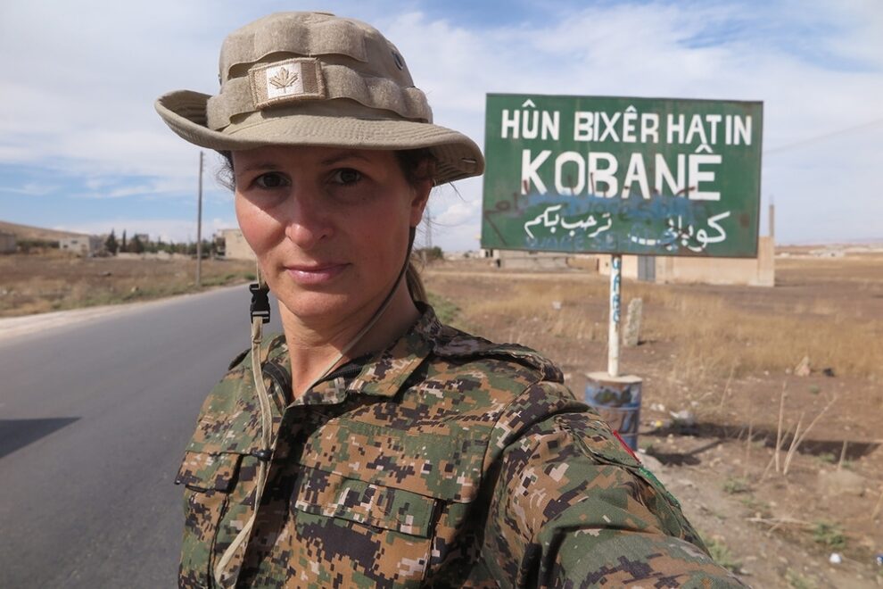 Το πρώην μοντέλο που έγινε μαχήτρια με το YPJ επιστρέφει στην Συρία – ΒΙΝΤΕΟ