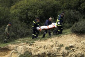 Πτώση ελικοπτέρου: Το θλιβερό έργο της ανάσυρσης των σορών – ΦΩΤΟ