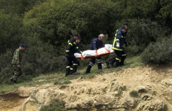 Πτώση ελικοπτέρου: Το θλιβερό έργο της ανάσυρσης των σορών – ΦΩΤΟ