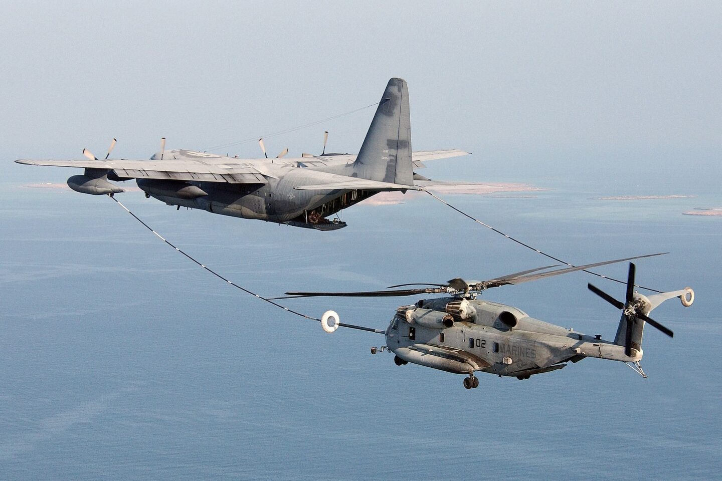 Ελικόπτερο Sikorsky μεταφέρει Humvee εν ώρα πτήσης! ΒΙΝΤΕΟ