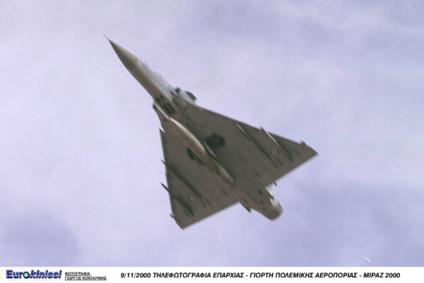 Mirage 2000 σπάει τζάμια κτιρίου στο πέρασμά του!ΒΙΝΤΕΟ