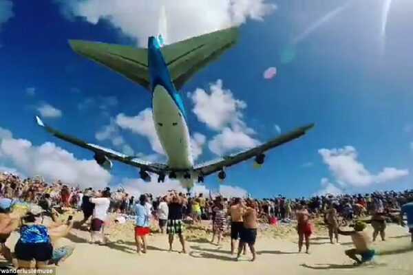 Boeing 747 παραλίγο να τους πάρει το κεφάλι στην παραλία! Απίστευτο βίντεο!