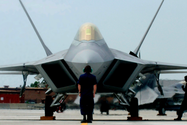 ΒΙΝΤΕΟ: Το F 22 βλάπτει σοβαρά την υγεία! Μετά τους πιλότους, αρρωσταίνουν και οι μηχανικοί!