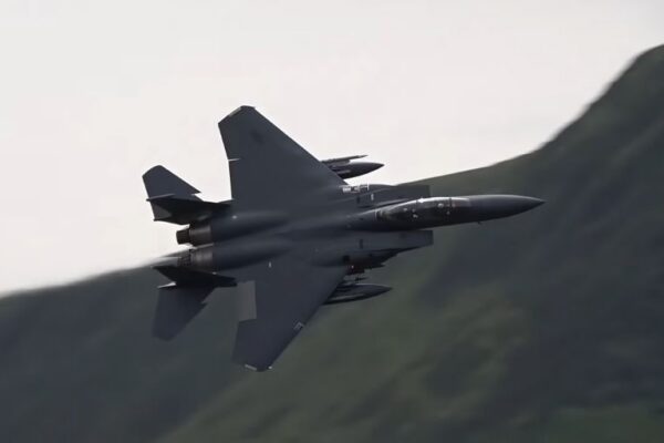 Mach  Loop: Υπερθέαμα από αεροσκάφη και ελικόπτερα της RAF και της USAF –  ΒΙΝΤΕΟ