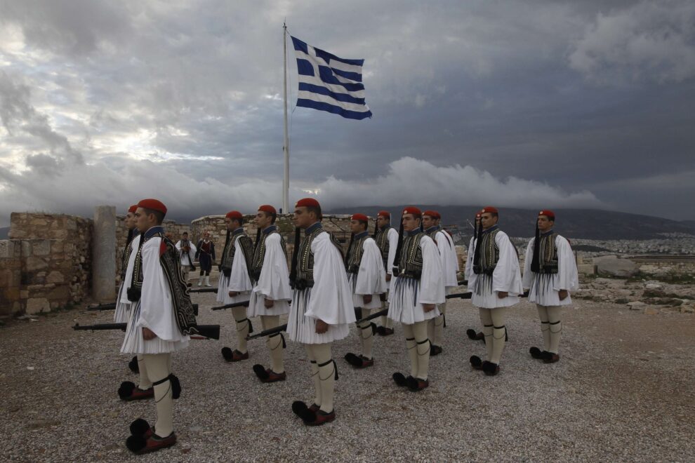 «Η Ευζωνική Στολή»: Έκθεση ζωγραφικής στο στρατόπεδο της Προεδρικής Φρουράς