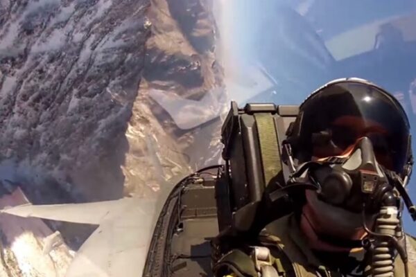 Δείτε το βίντεο απο κόκπιτ F-18 που σαρώνει στο διαδίκτυο!