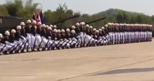 Ταϊλάνδη: Στρατιώτες χορευτές! – ΒΙΝΤΕΟ