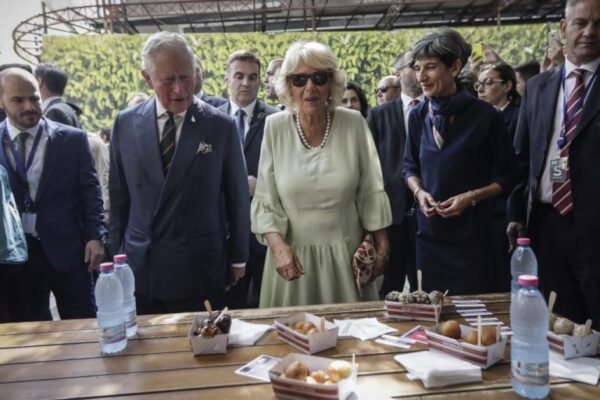 Με μαντινάδα στα αγγλικά υποδέχθηκαν τον Κάρολο και την Καμίλα στην Κρήτη