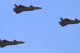 Κίνα – Παρέλαση: Εντυπωσιακές διελεύσεις απο μαχητικά J-20 – ΒΙΝΤΕΟ
