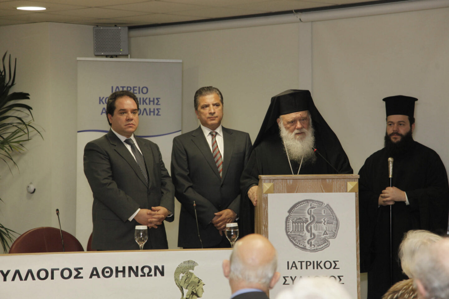 Αρχιεπίσκοπος : “Φθάνει! Δεν αντέχω να βλέπω ανθρώπους να ψάχνουν φαγητό στα σκουπίδια”