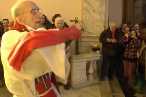 ΒΙΝΤΕΟ: Ένας παπάς…επαναστάτης τραγουδά Bella Ciao!
