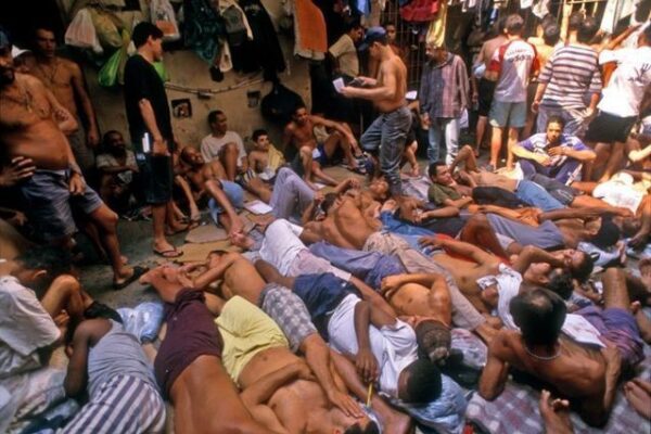 Αποκεφαλισμοί και χάος σε αιματηρή εξέγερση φυλακισμένων!