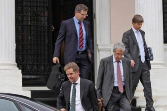 Κλείσιμο των αμυντικών βιομηχανιών απαιτεί η τρόικα