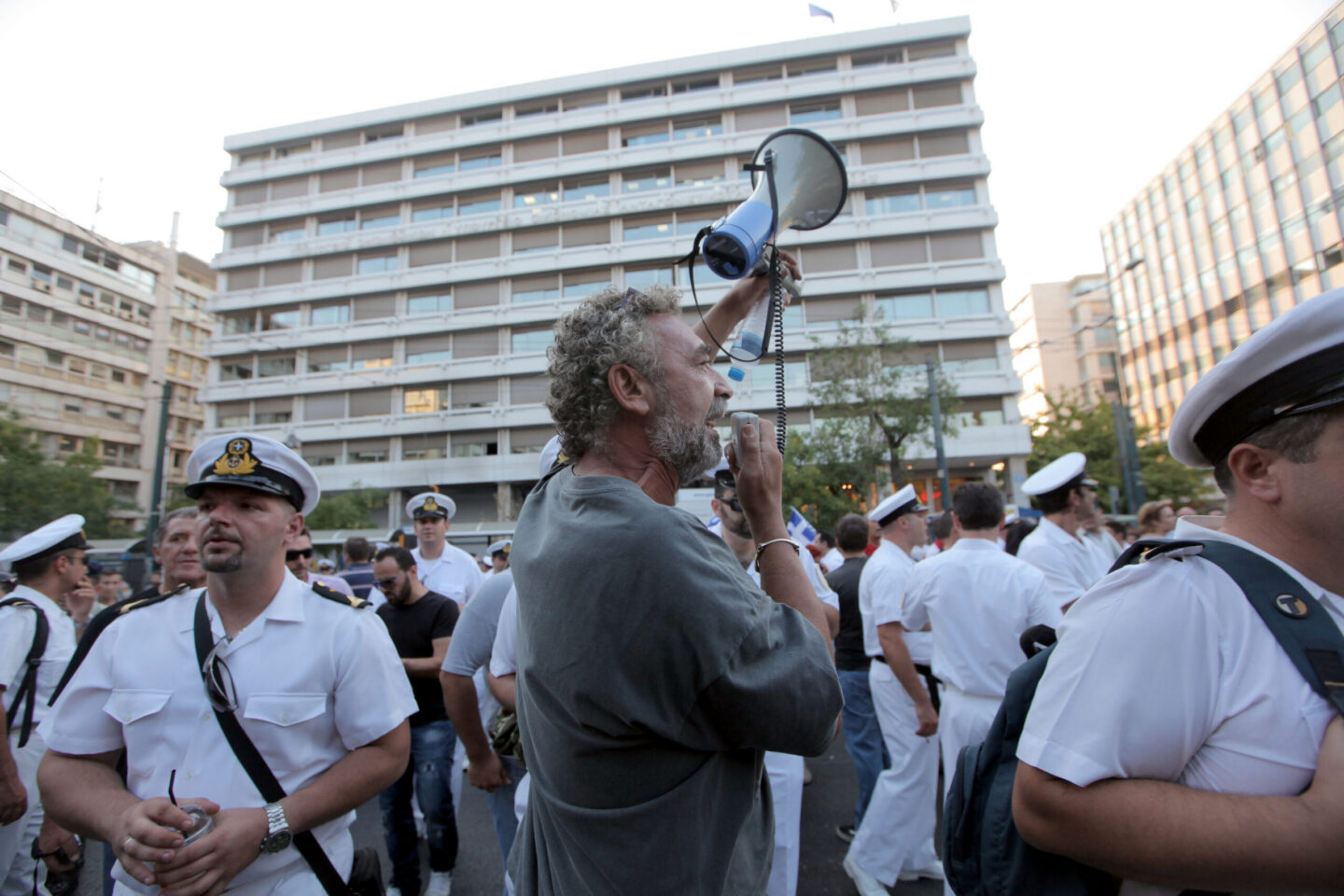 Την Τετάρτη οι στρατιωτικοί στους δρόμους με…”στολή περιπάτου”