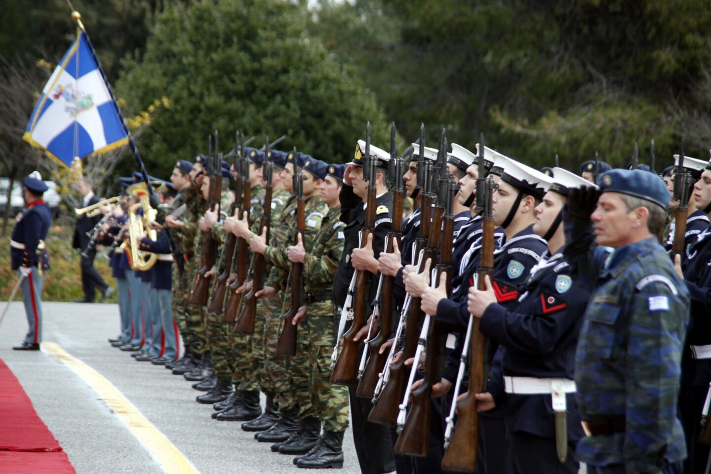 Νέες μειώσεις έως 200 ευρώ στη μισθοδοσία, για την οποία… τελείωσε το χαρτί!