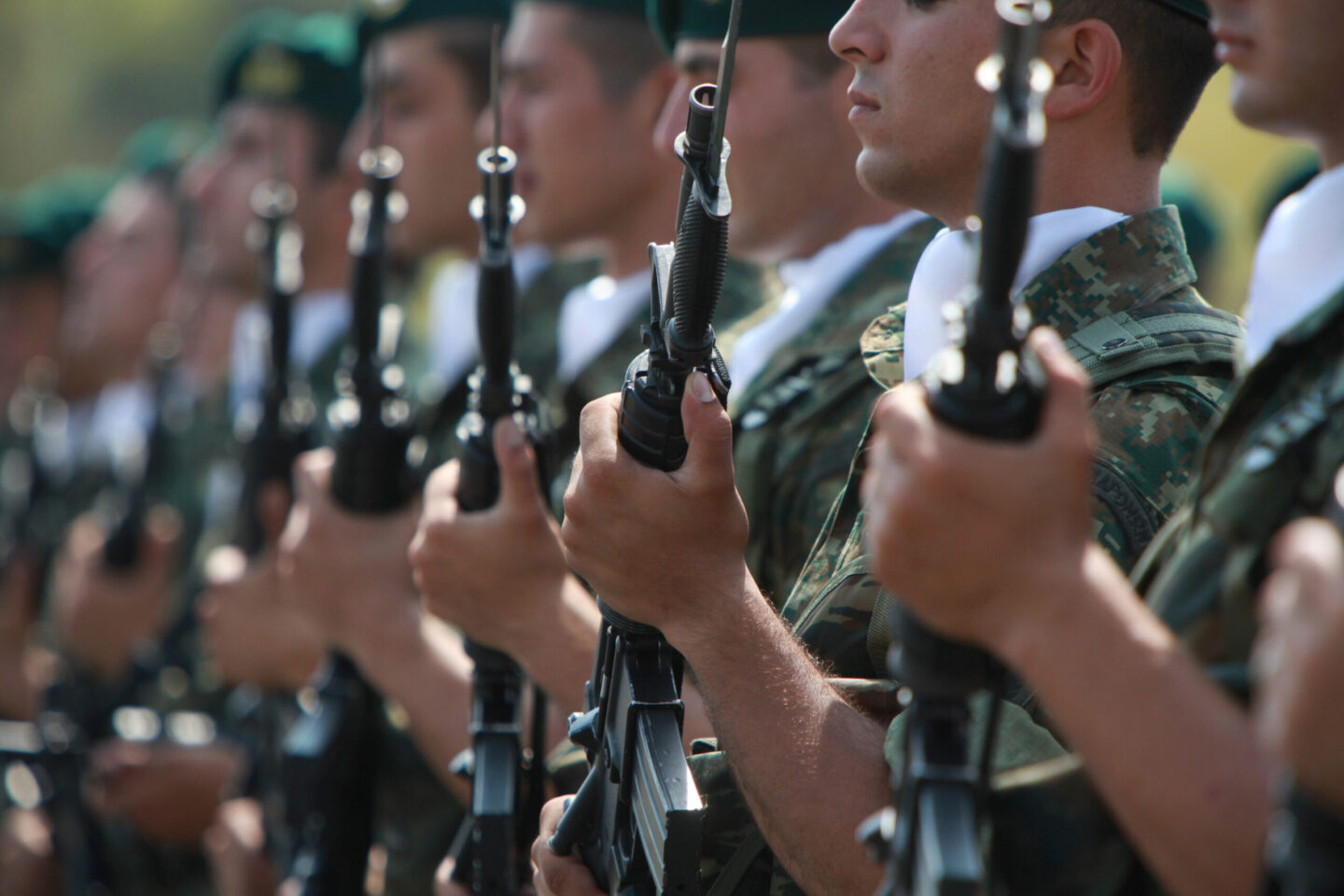 Στρατιωτικός “φωνάζει”:”Δεν έχω χρήματα ,ούτε για ν’ αποκτήσω ένα παιδί”!