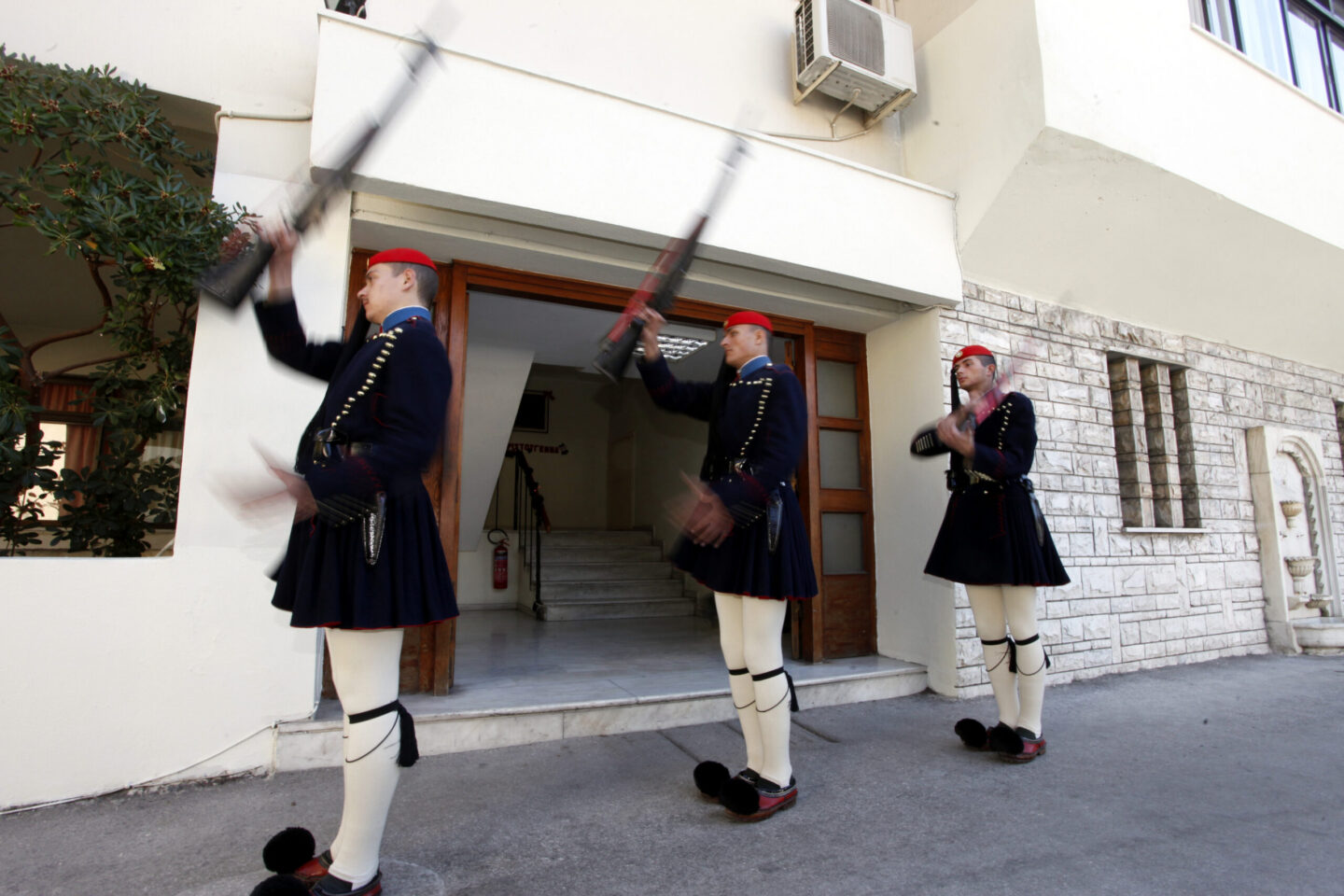 Διαλύουν το στρατό και “κόβουν” τα κονδύλια του ΕΣΠΑ κατά 42% οι Ευρωπαίοι!