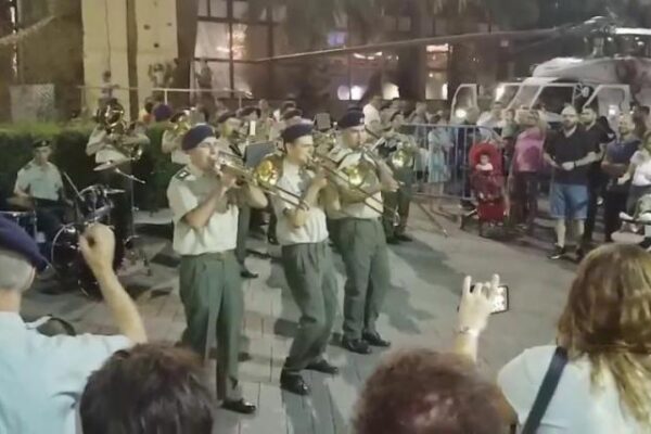Η μπάντα του ΕΣ “ροκάρει” στην 83η ΔΕΘ – ΒΙΝΤΕΟ