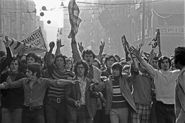 Πολυτεχνείο 1973: Τα γεγονότα μέσα από τον φακό του Βασίλη Καραγεώργου – ΦΩΤΟ