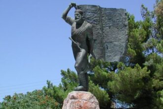 Σπύρος Καγιαλές: Ο ήρωας που έκανε το σώμα του κοντάρι σημαίας – ΦΩΤΟ