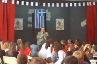 Ο Σάντας μιλά σε παιδιά της 1ης Δημοτικού για το κατέβασμα της σβάστικας – Συγκινητικό βίντεο.