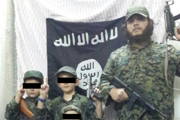 Φωτο – σοκ: 7χρονος Αυστραλός κρατάει το κεφάλι σύρου στρατιώτη