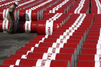 Η Σαουδική Αραβία μειώνει τις τιμές πετρελαίου για ΕΕ