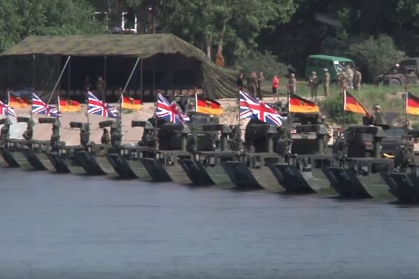Anakonda 2016: Δείτε τη μεγαλύτερη γέφυρα από στρατιωτικά αμφίβια οχήματα!