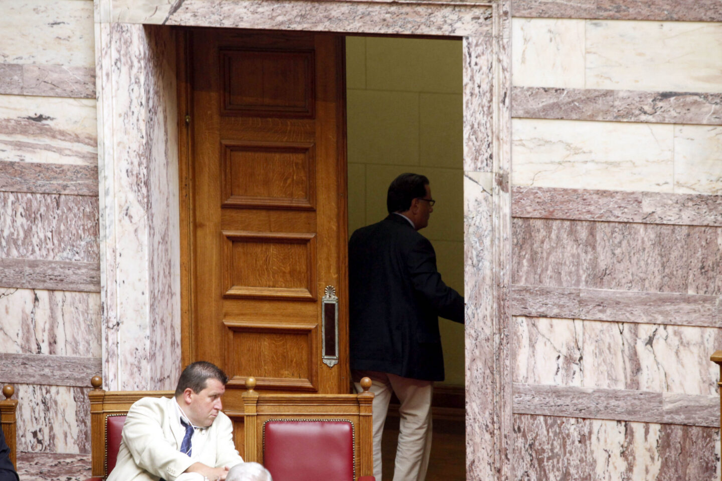Τα “ρέστα” του παίζει στις περικοπές ο Παναγιωτόπουλος. Τι περιλαμβάνει το “πακέτο” 517 εκατομμυρίων