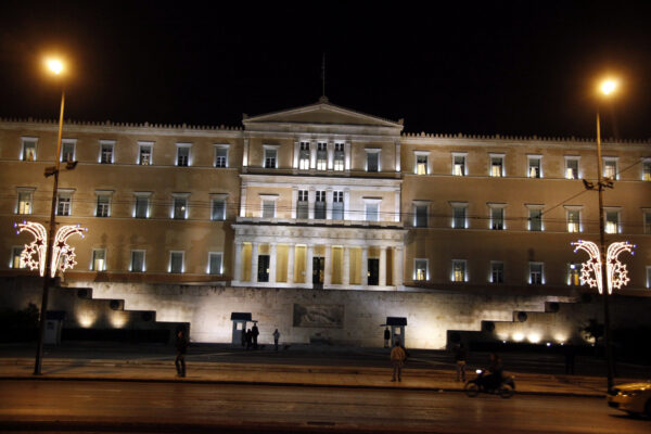 Οι 300 Απαράδεκτοι!Τροπολογία για να πάρουν τα κόμματα λεφτά!