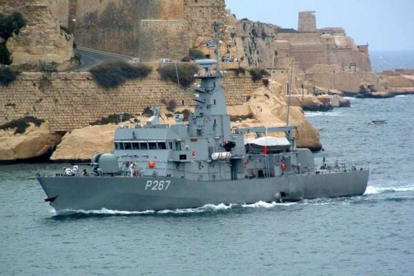 Οπλισμός του Πολεμικού Ναυτικού στη Λέρο χάθηκε μυστηριωδώς. Η διαπίστωση έγινε χθες το απόγευμα και σήμανε συναγερμός. Νέα καταμέτρηση το πρωί Στελέχη της Αντιτρομοκρατικής και κλιμάκιο των εγκληματολογικών ερευνών σπεύδουν στο νησί. Δεν είναι η πρώτη φορά που χάνεται οπλισμός από την Υπηρεσία Ναυτικών Τεχνικών Εγκαταστάσεων Λέρου (ΥΝΤΕΛ). Η σοβαρότατη υπόθεση απασχολεί τόσο τους αξιωματικούς του Πολεμικού Ναυτικού, όσο και τα στελέχη της Αντιτρομοκρατικής που σπεύδουν στη Λέρο. Το κουβάρι της υπόθεσης άρχισε να ξετυλίγεται χθες το απόγευμα όταν το Γενικό Επιτελείο Ναυτικού ανακοίνωσε την απώλεια στρατιωτικού υλικού από την Υπηρεσία Ναυτικών Τεχνικών Εγκαταστάσεων Λέρου (ΥΝΤΕΛ). Συγκεκριμένα μετά από έλεγχο που πραγματοποιήθηκε στην μονάδα την Δευτέρα το απόγευμα (09-09-2019) διαπιστώθηκε ασυμφωνία προβλεπόμενου και κατεχόμενου στρατιωτικού υλικού. Πιο συγκεκριμένα έλειπαν αντιαρματικά και εκρηκτικά, που κανονικά θα έπρεπε να βρίσκονταν στη Μονάδα. Κανείς δεν μπορεί να εξηγήσει πως αυτό το στρατιωτικό υλικό έκανε φτερά από την Υπηρεσία Ναυτικών Τεχνικών Εγκαταστάσεων Λέρου. Νέα καταμέτρηση στη μονάδα του Πολεμικού Ναυτικού Σύμφωνα με πληροφορίες νωρίς το πρωί ξεκίνησε νέα καταμέτρηση προκειμένου να διαπιστωθεί ο ακριβής αριθμός των εκρηκτικών που χάθηκαν. Στη συνέχεια θα γίνει σύγκριση με την προηγούμενη απογραφή και όλα τα στοιχεία θα φτάσουν στα χέρια εκείνων που χειρίζονται την έρευνα. Αξίζει να σημειωθεί πως δεν είναι η πρώτη φορά που χάνεται οπλισμός από την Υπηρεσία Ναυτικών Τεχνικών Εγκαταστάσεων Λέρου. Στις έρευνες και η Αντιτρομοκρατική Του περιστατικού έχουν επιληφθεί οι αρμόδιες Στρατιωτικές και Αστυνομικές Αρχές, ενώ έχει διαταχθεί προανάκριση για τη διερεύνηση των συνθηκών και αιτιών της απώλειας του στρατιωτικού υλικού. Σύμφωνα με πληροφορίες, στη Λέρο σπεύδουν κλιμάκια της Αντιτρομοκρατικής και των εγκληματολογικών ερευνών της Αστυνομίας. Ο Πλοίαρχος Μιχαήλ Λαμπίρης ΠΝ, εκπρόσωπος Τύπου του ΓΕΝΟ, έκανε την εξής δήλωση: «Από το Γενικό Επιτελείο Ναυτικού ανακοινώνεται ότι απογευματινές ώρες της Δευτέρας 09 Σεπτεμβρίου 2019, κατά τη διάρκεια γενόμενων ελέγχων, διαπιστώθηκε ασυμφωνία προβλεπόμενου και κατεχόμενου στρατιωτικού υλικού στην Υπηρεσία Ναυτικών Τεχνικών Εγκαταστάσεων Λέρου (ΥΝΤΕΛ).
