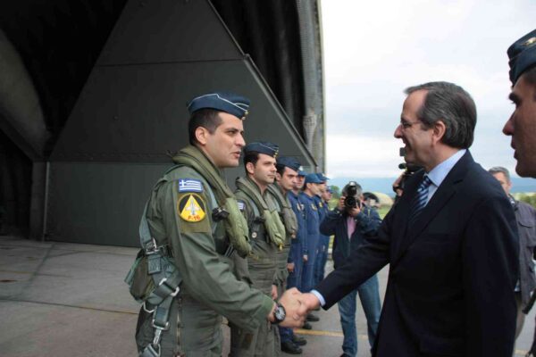 Ο Σαμαράς στην Τανάγρα, με πιλότους και μηχανικούς των Mirage 2000