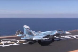Συρία: Η στιγμή που μαχητικά βομβαρδίζουν απο το “Ναύαρχος Κουζνέτσοφ” – ΒΙΝΤΕΟ