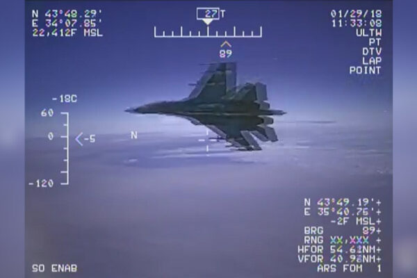 Η στιγμή που ρωσικό Su-27 περνάει μπροστά απο αμερικανικό αεροσκάφος – ΒΙΝΤΕΟ
