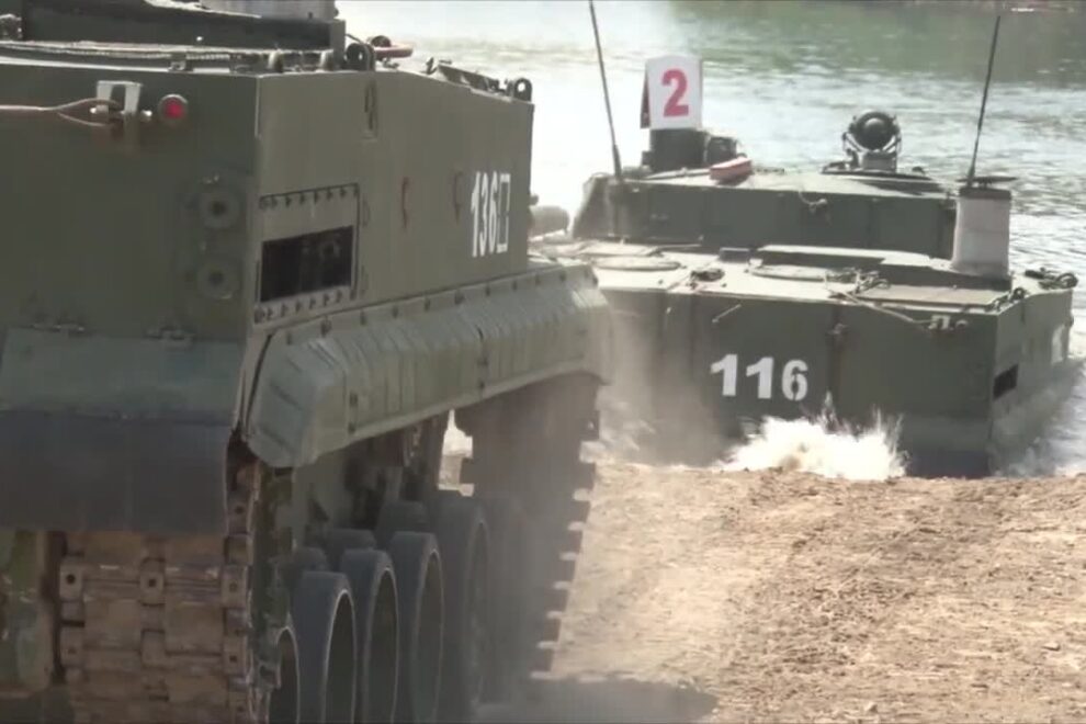 T-90: Απίστευτοι ελιγμοί από το ρωσικό αμφίβιο τεθωρακισμένο – ΒΙΝΤΕΟ